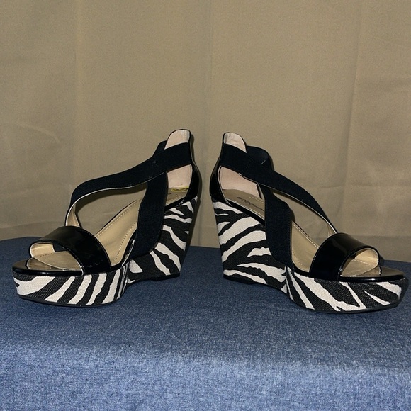 BCBGeneration zebra platform heels with elastic criss-cross straps - Picture 10 of 12